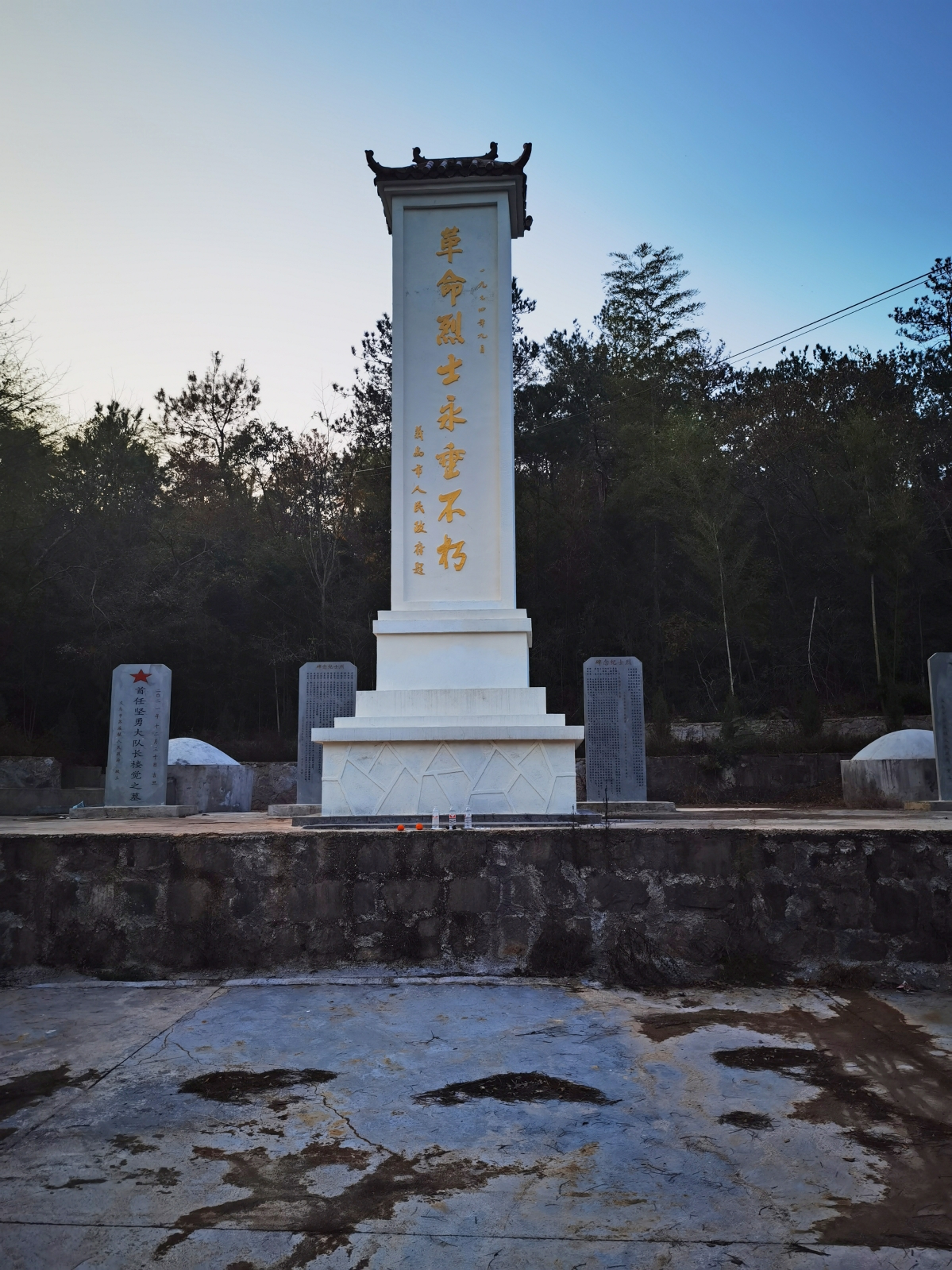 圖2. 烈士豐碑眾人仰.jpg