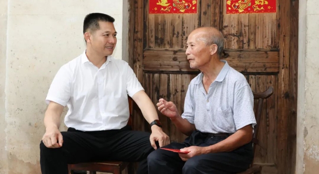 市領(lǐng)導(dǎo)開展“七一”走訪慰問活動(dòng)